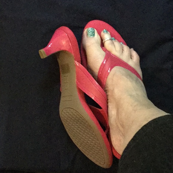 Aerosoles Hot Pink Sandals. Size 8 - Picture 2 of 3